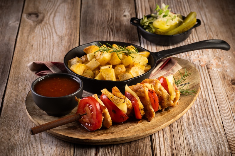 42. Cornwall-i nyárs: Csirkemell szalonnába göngyölve, sajtokkal, paradicsom karikákkal grillezve, kétszersült burgonyával